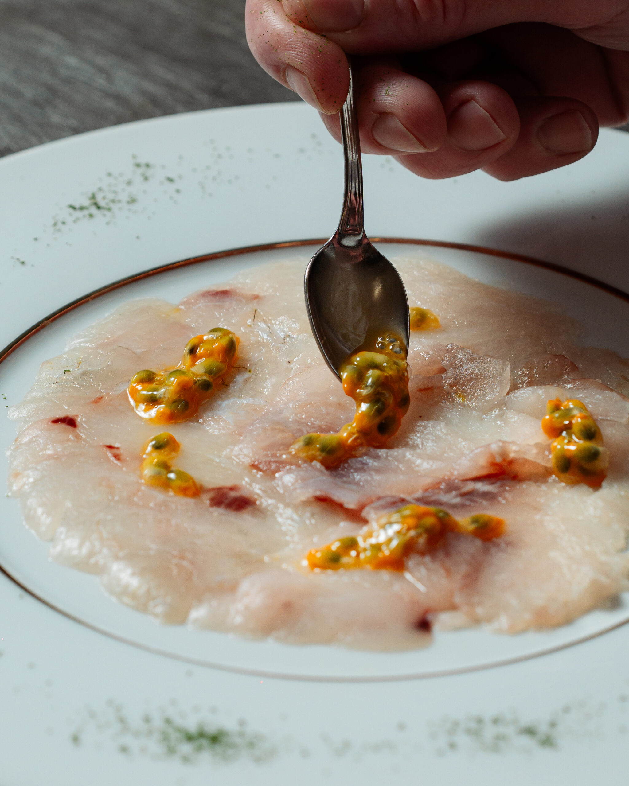 Piatto di pesce con salsa